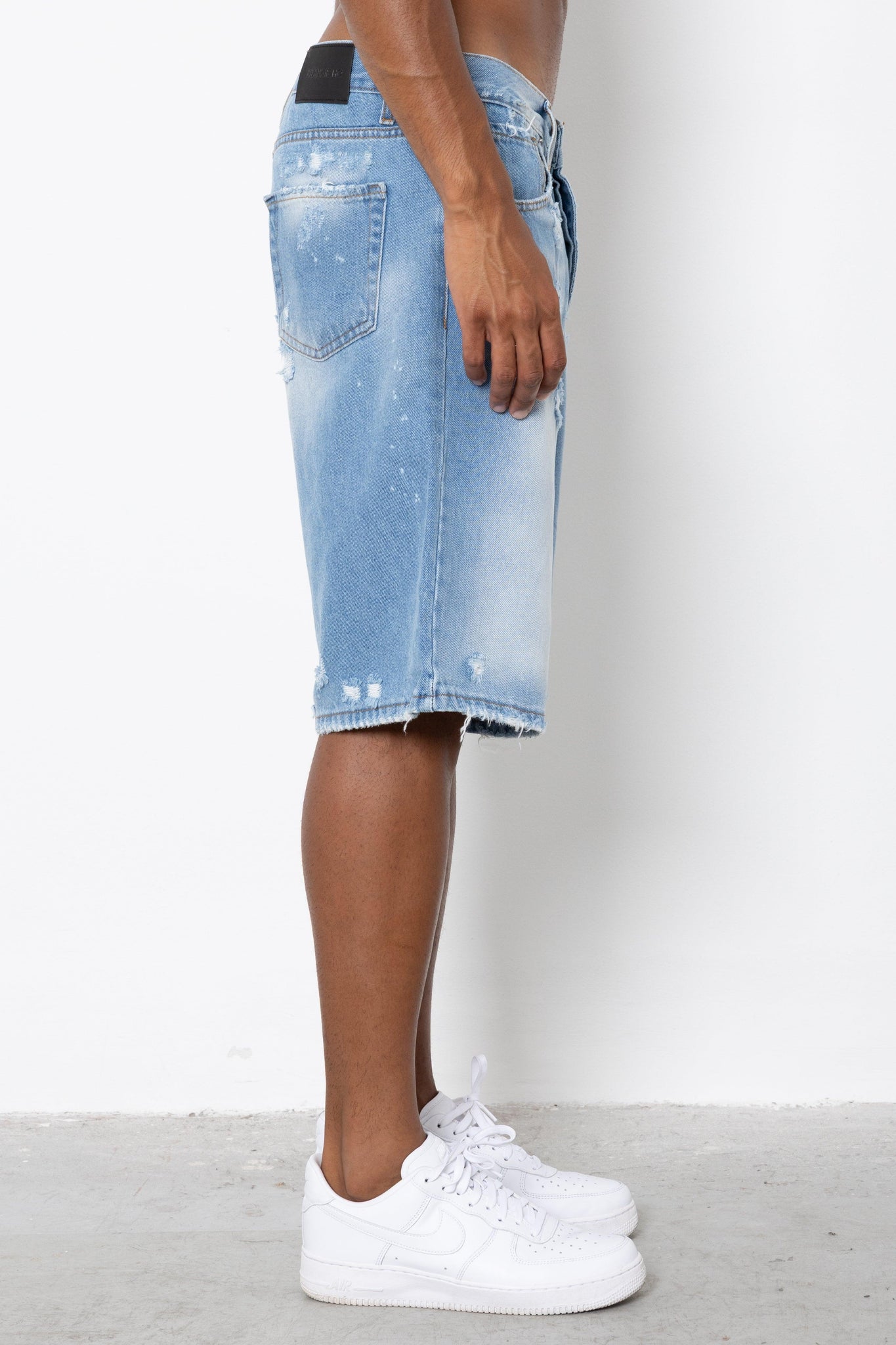 Short jeans light indigo ripped