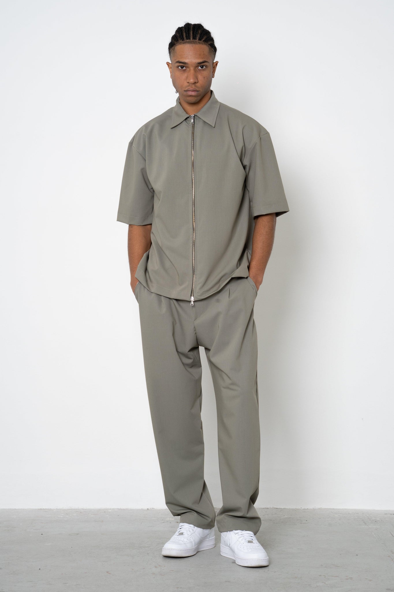Pantalone con pences ed abbottonatura