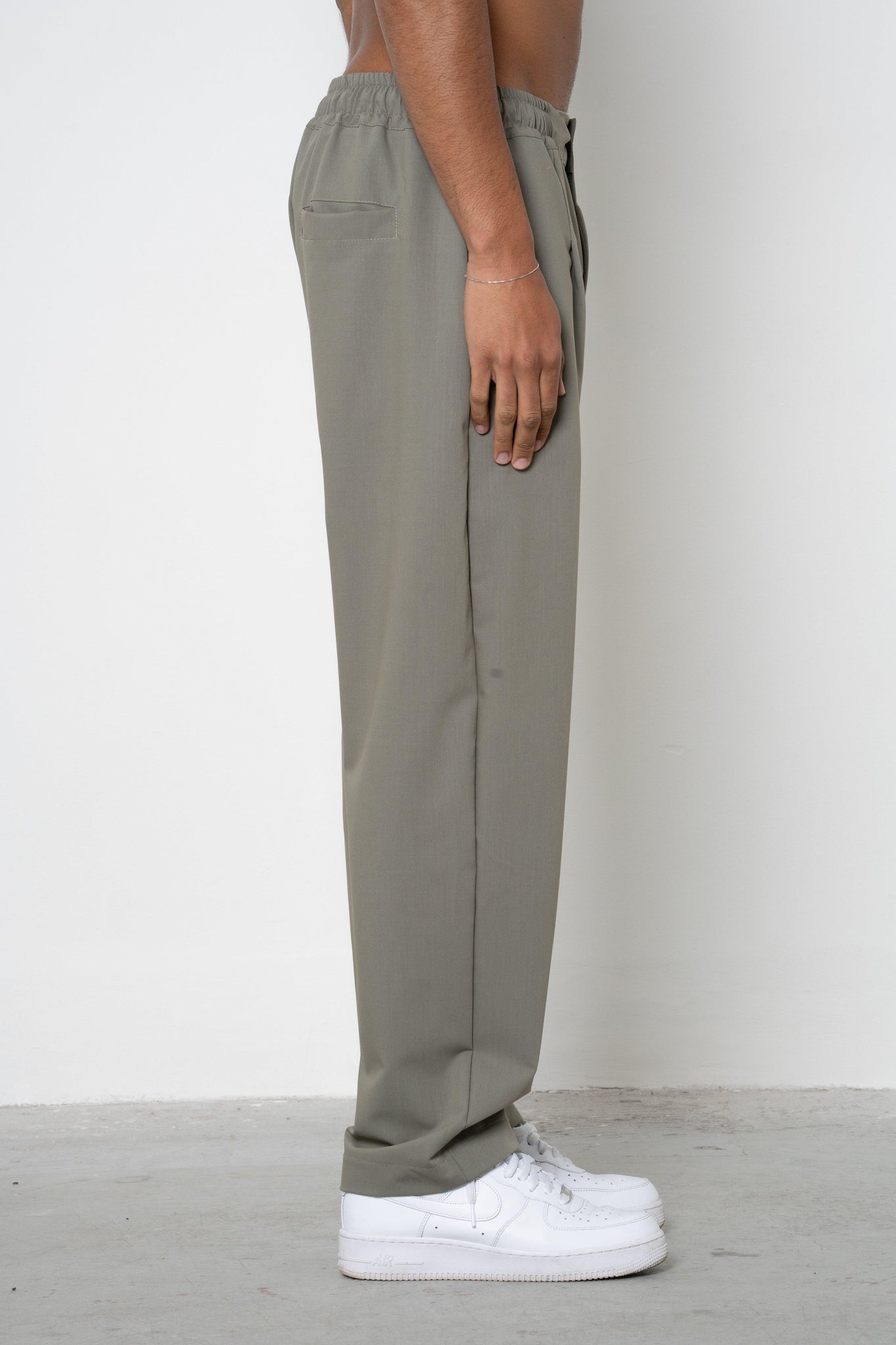 Pantalone con pences ed abbottonatura