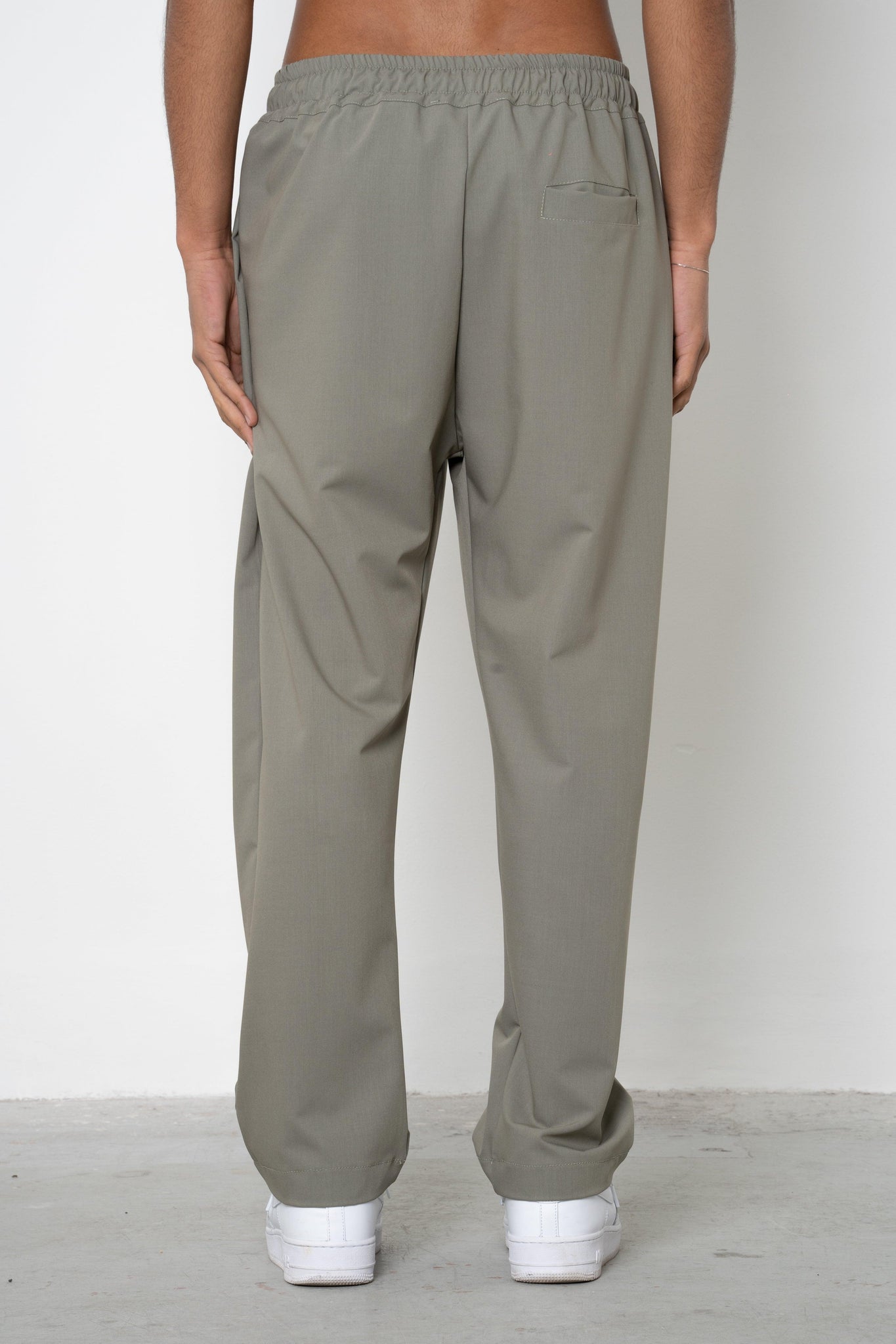 Pantalone con pences ed abbottonatura