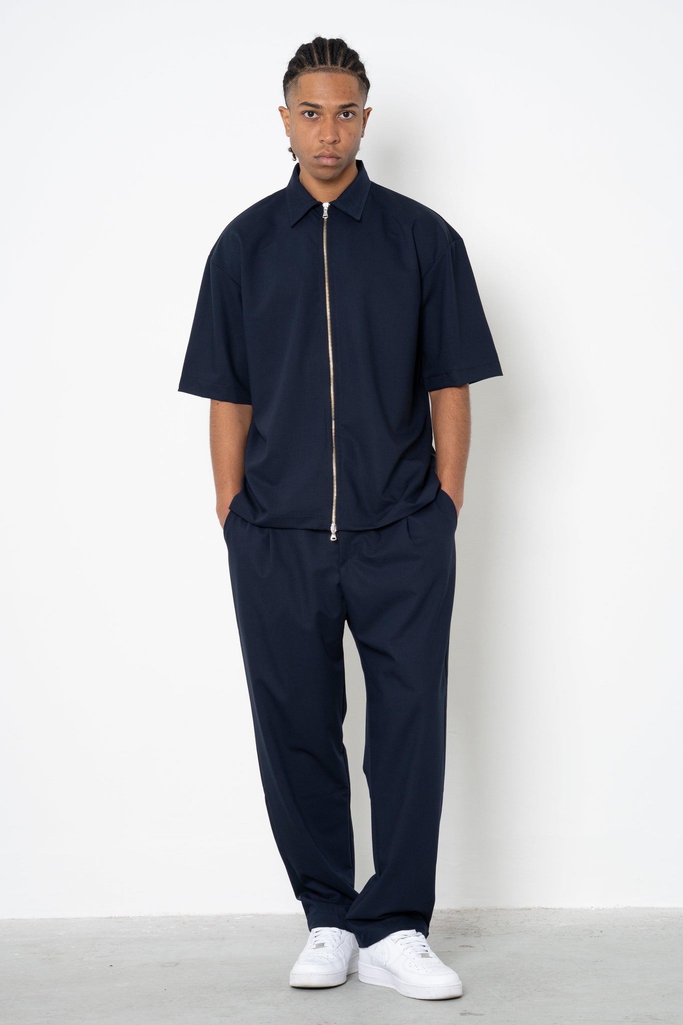 Pantalone con pences ed abbottonatura