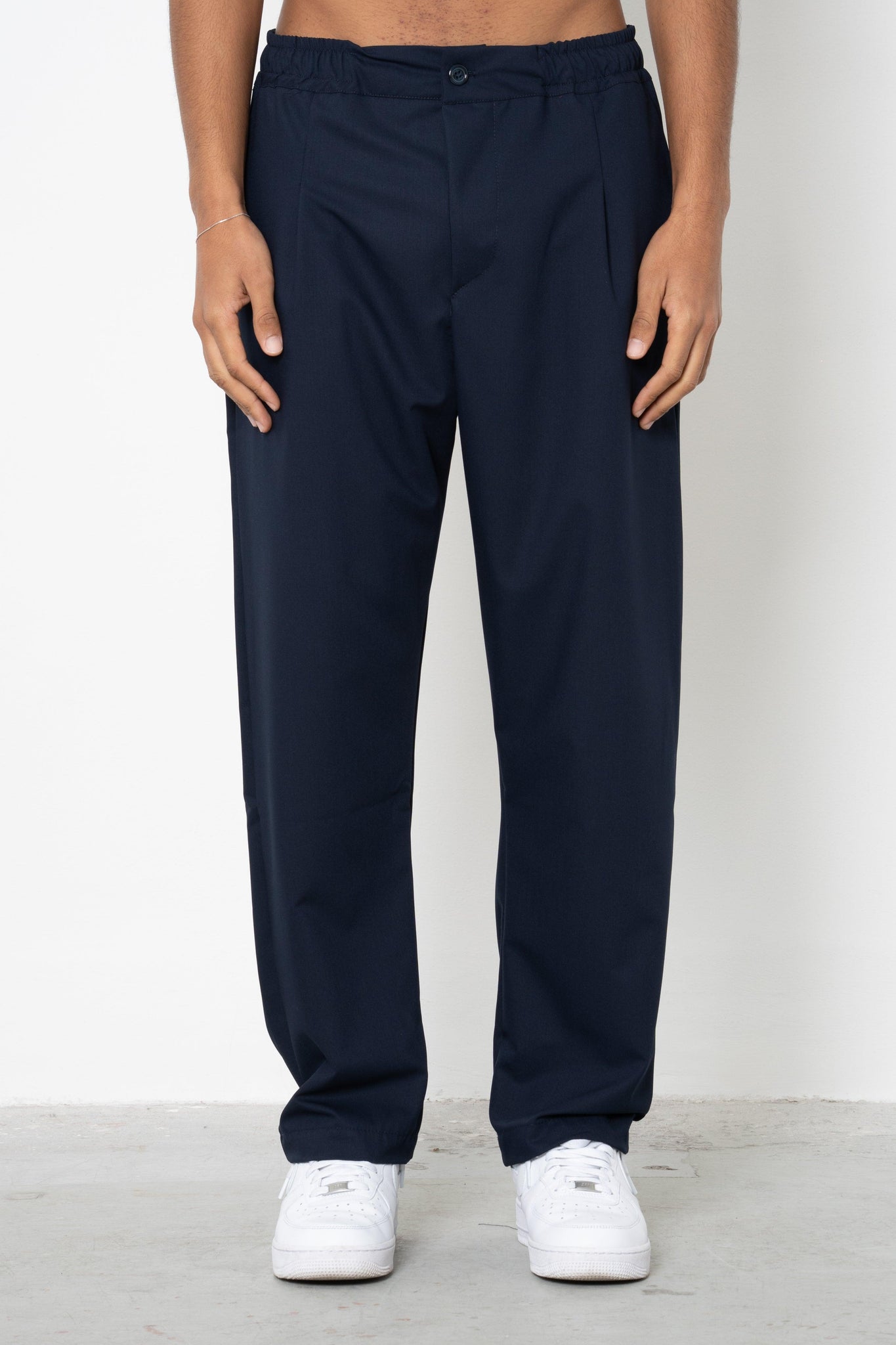 Pantalone con pences ed abbottonatura