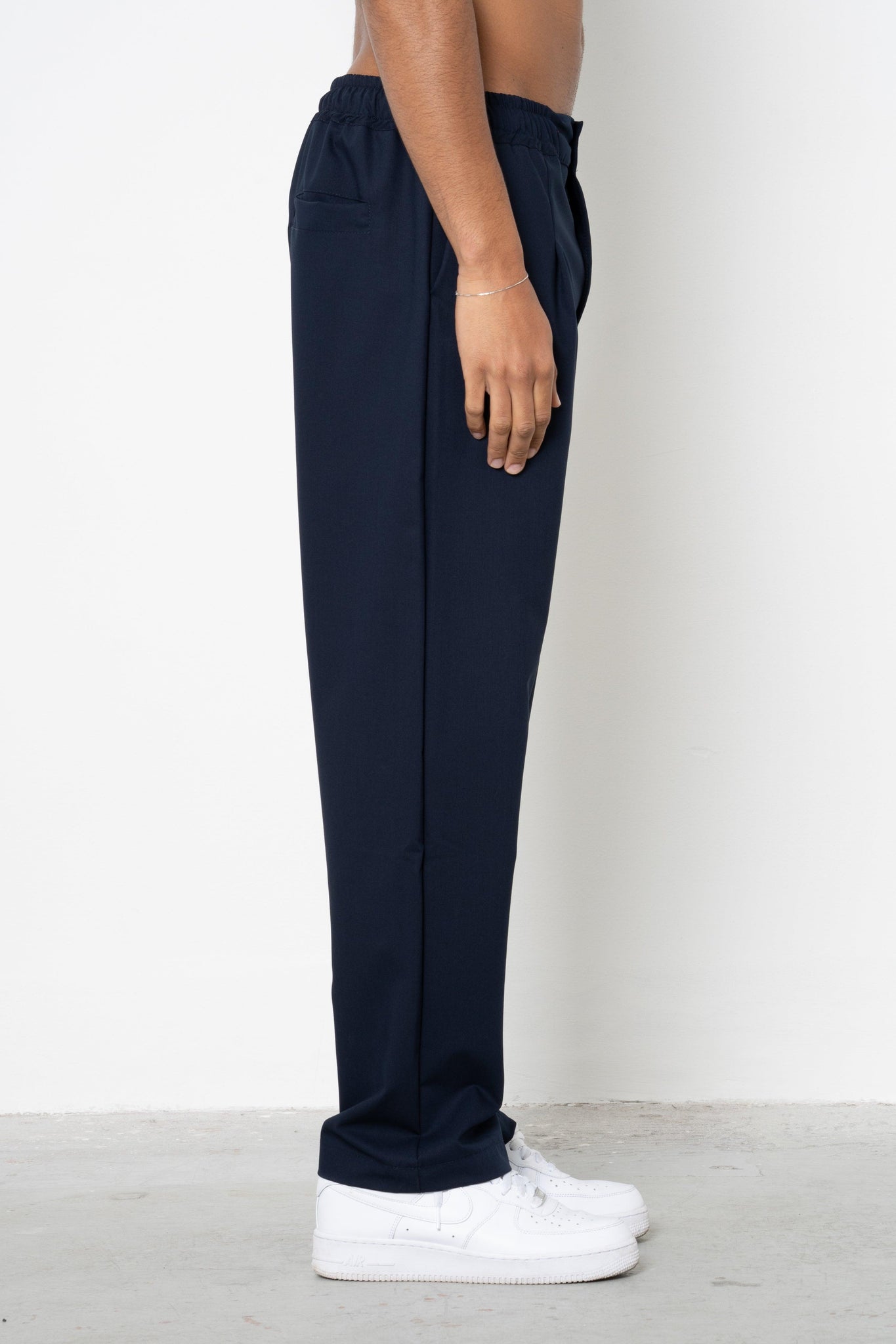 Pantalone con pences ed abbottonatura