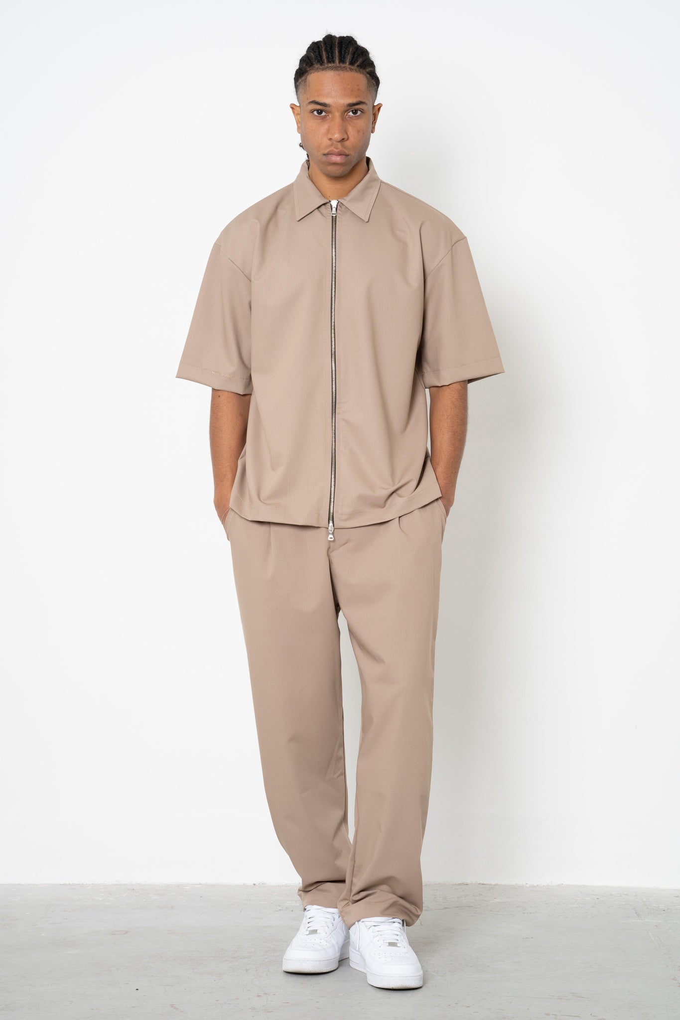 Pantalone con pences ed abbottonatura