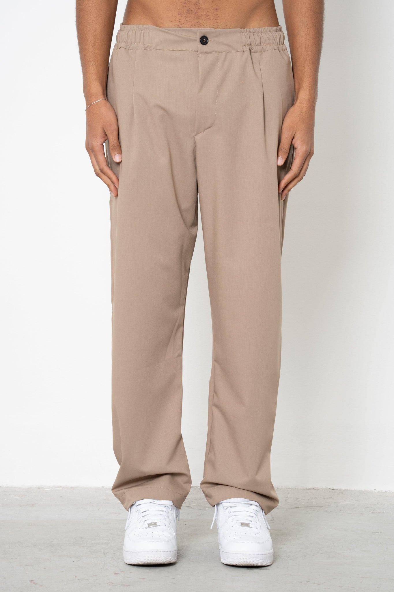 Pantalone con pences ed abbottonatura