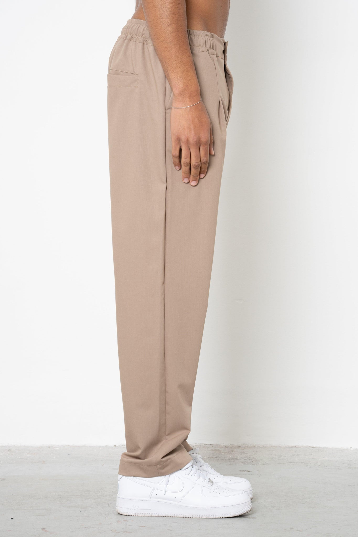 Pantalone con pences ed abbottonatura