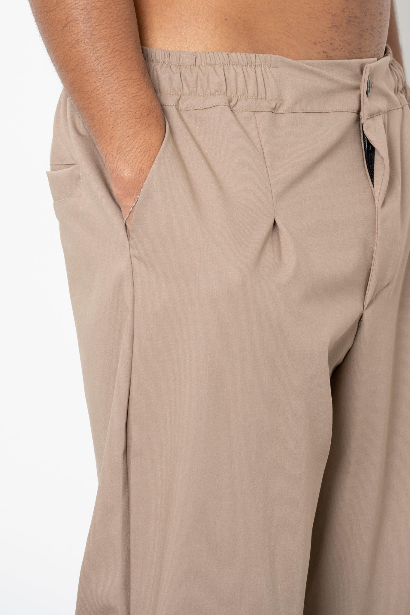 Pantalone con pences ed abbottonatura
