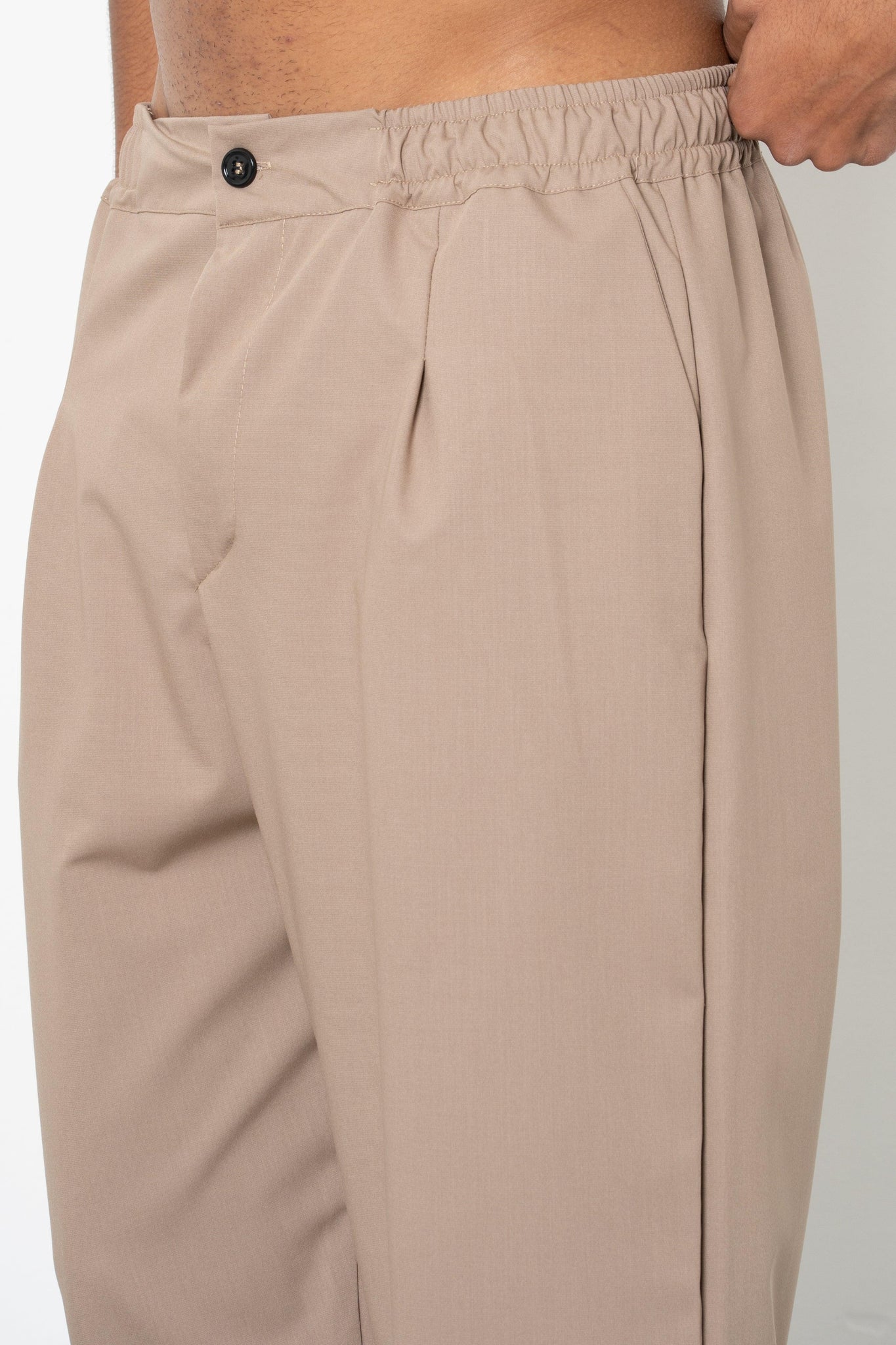 Pantalone con pences ed abbottonatura