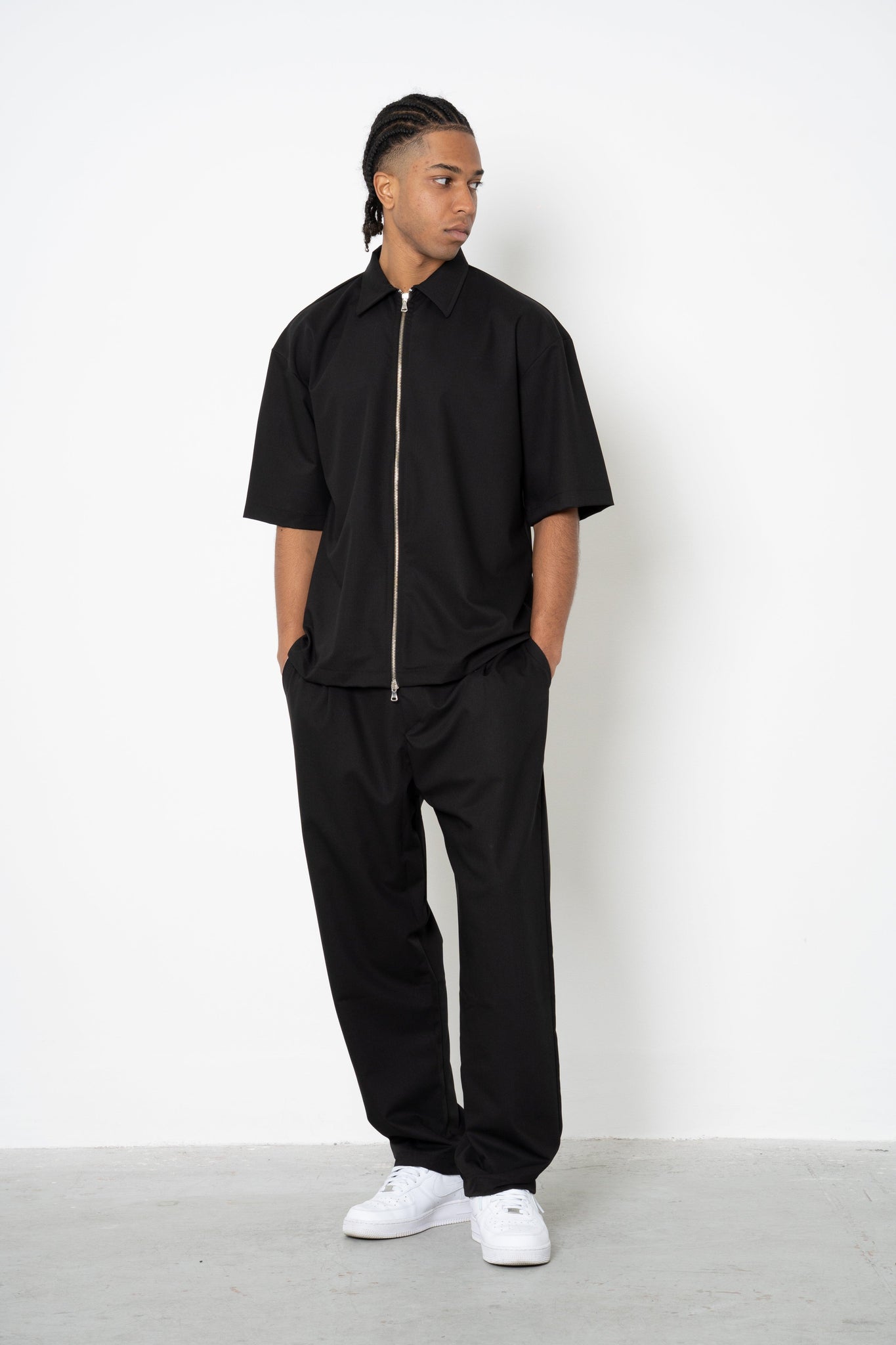 Pantalone con pences ed abbottonatura