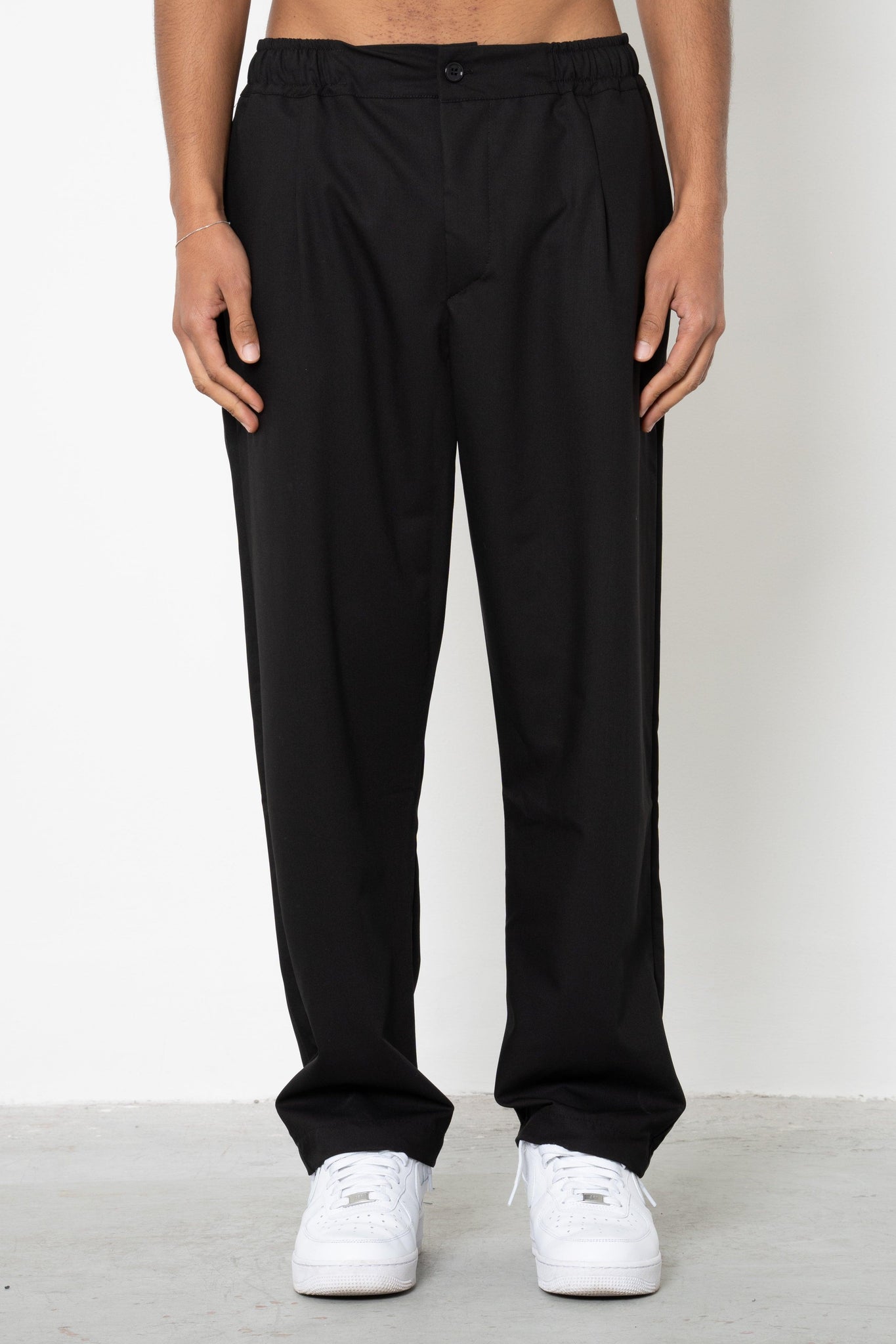 Pantalone con pences ed abbottonatura