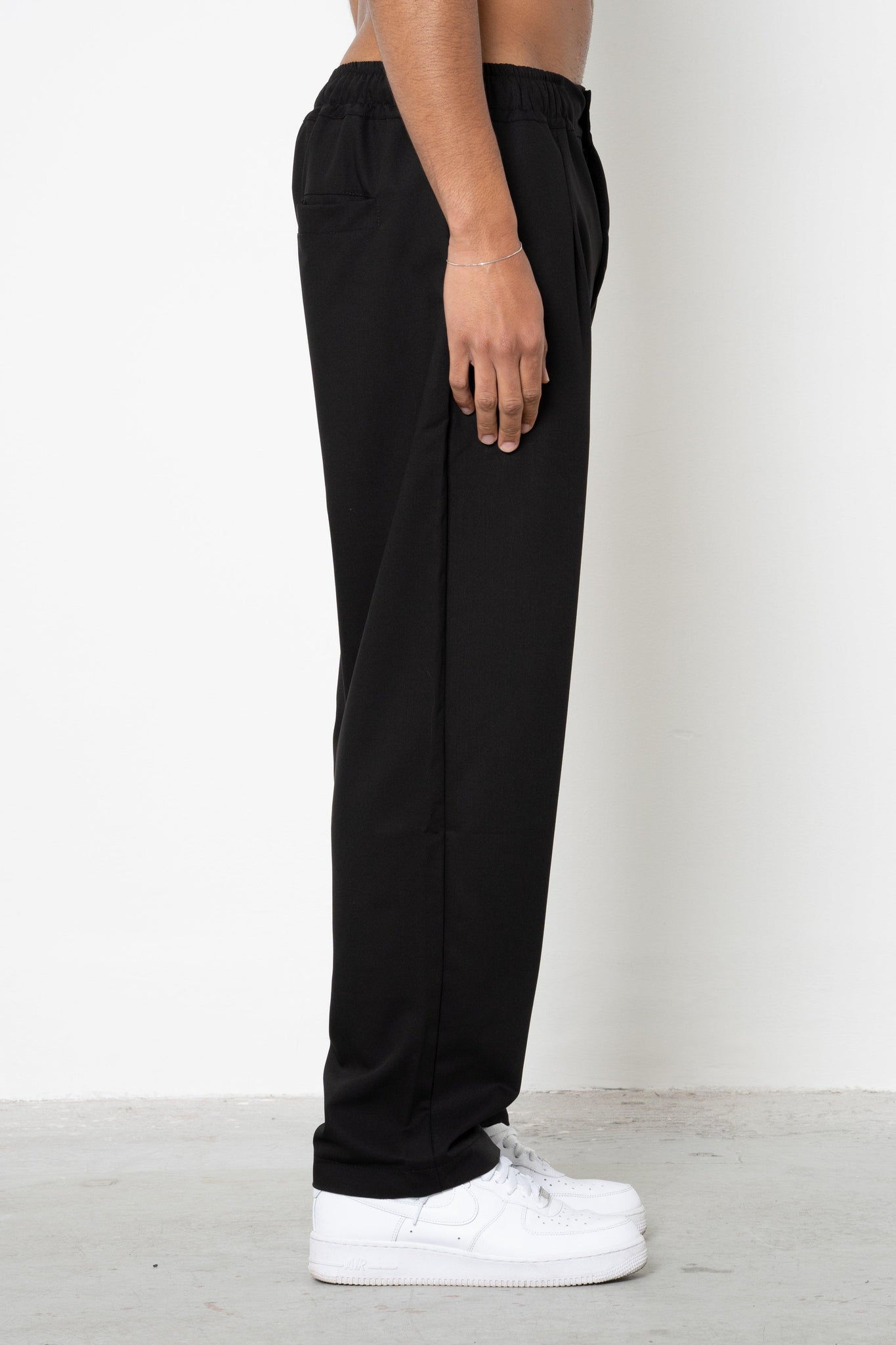 Pantalone con pences ed abbottonatura