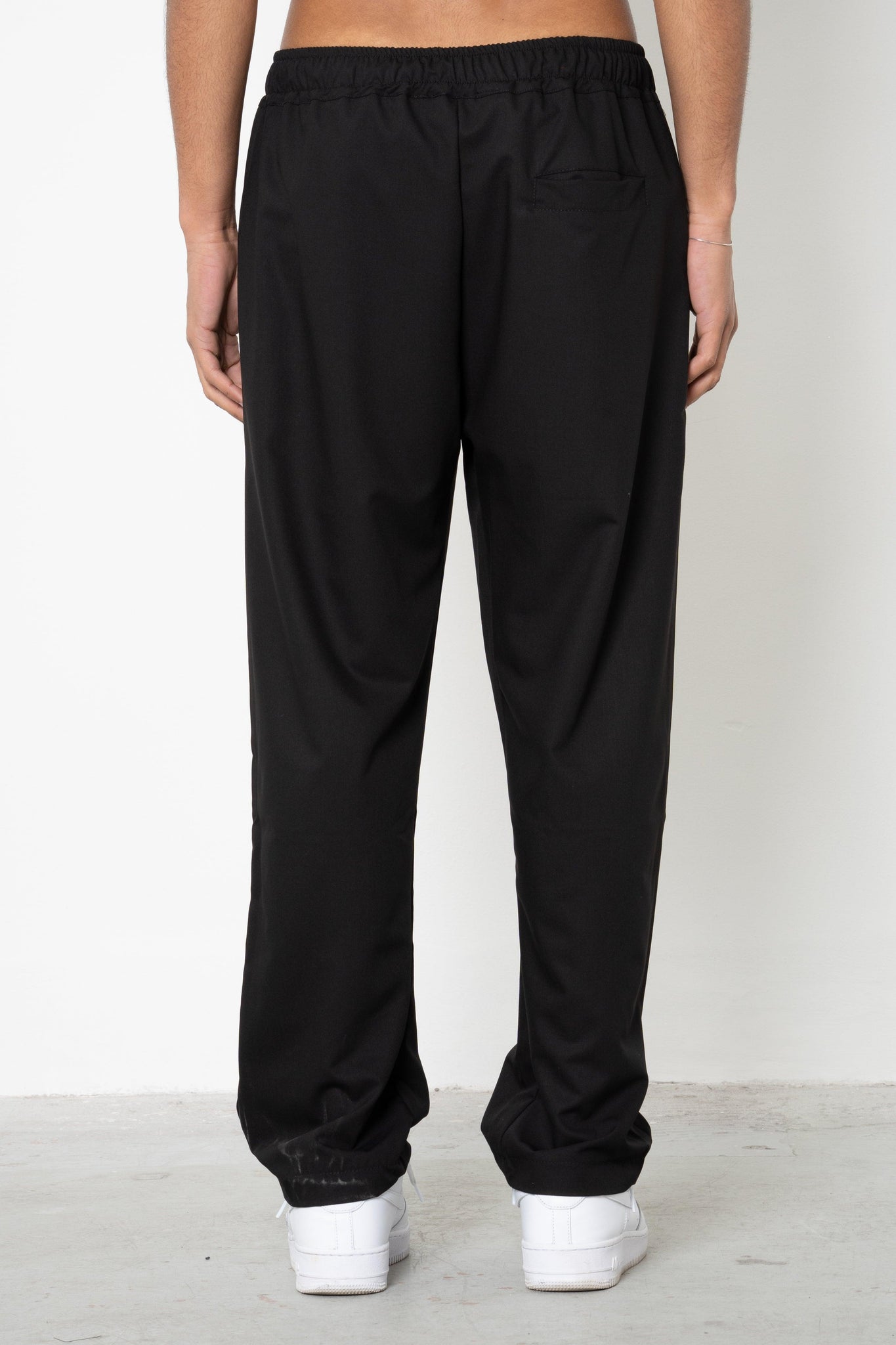 Pantalone con pences ed abbottonatura
