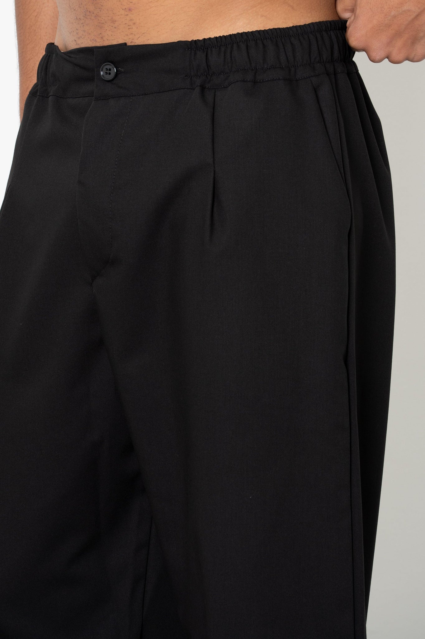 Pantalone con pences ed abbottonatura