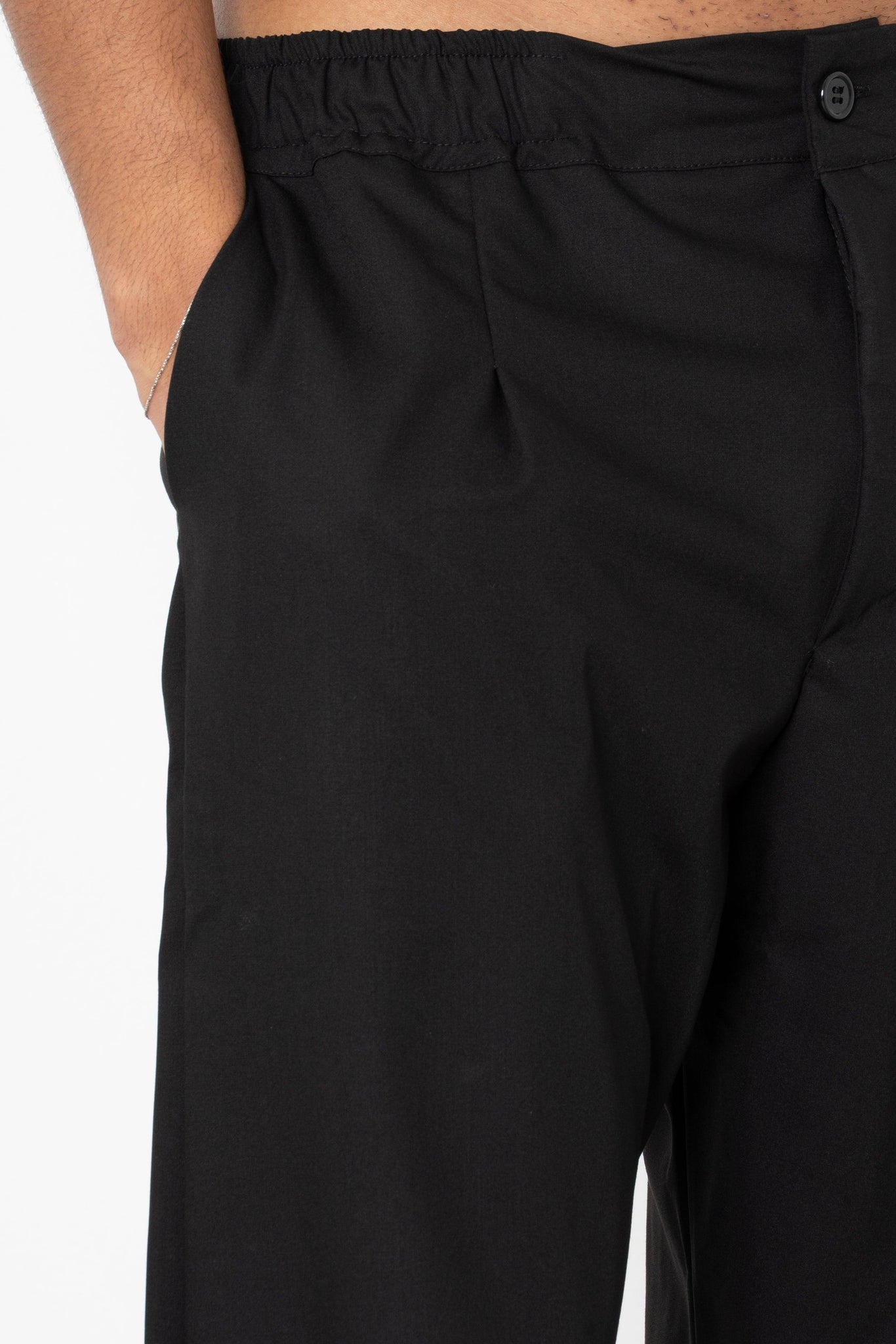 Pantalone con pences ed abbottonatura